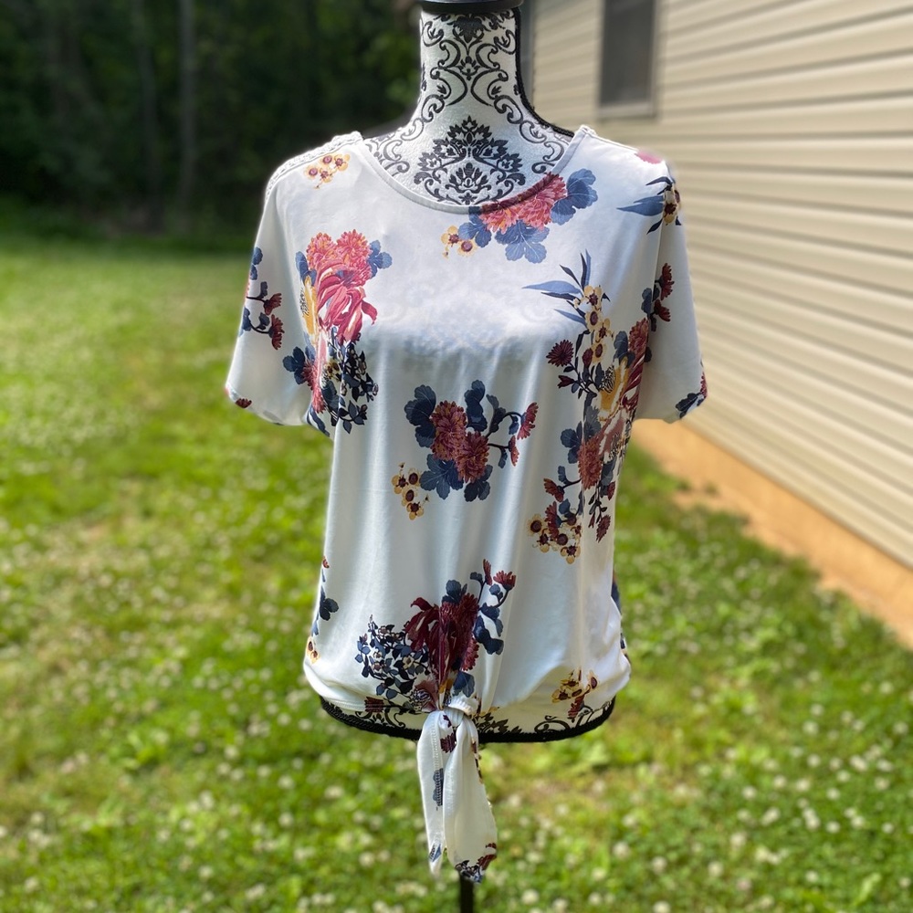 Like new floral top